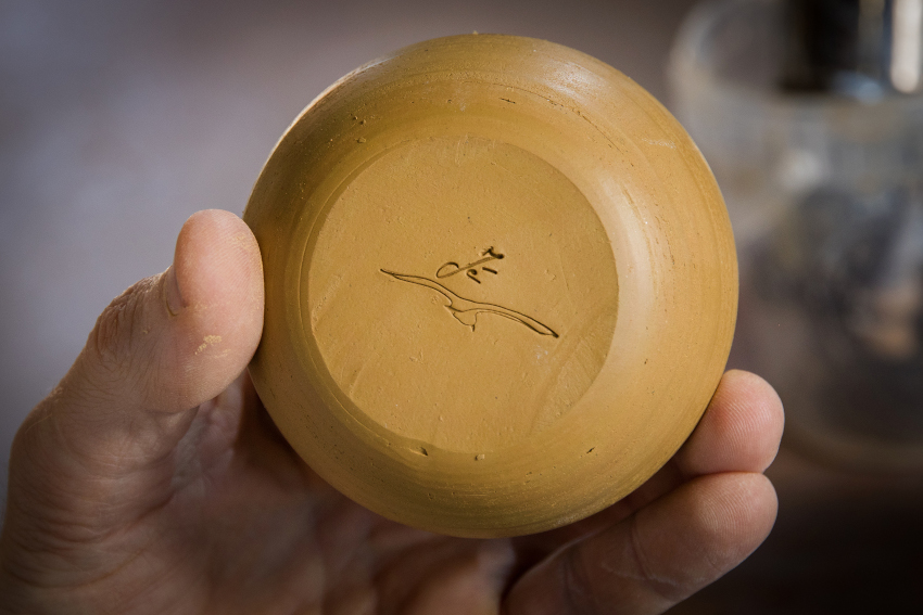 Signature de Jérôme Roussel gravée au dos d'une pièce en grès